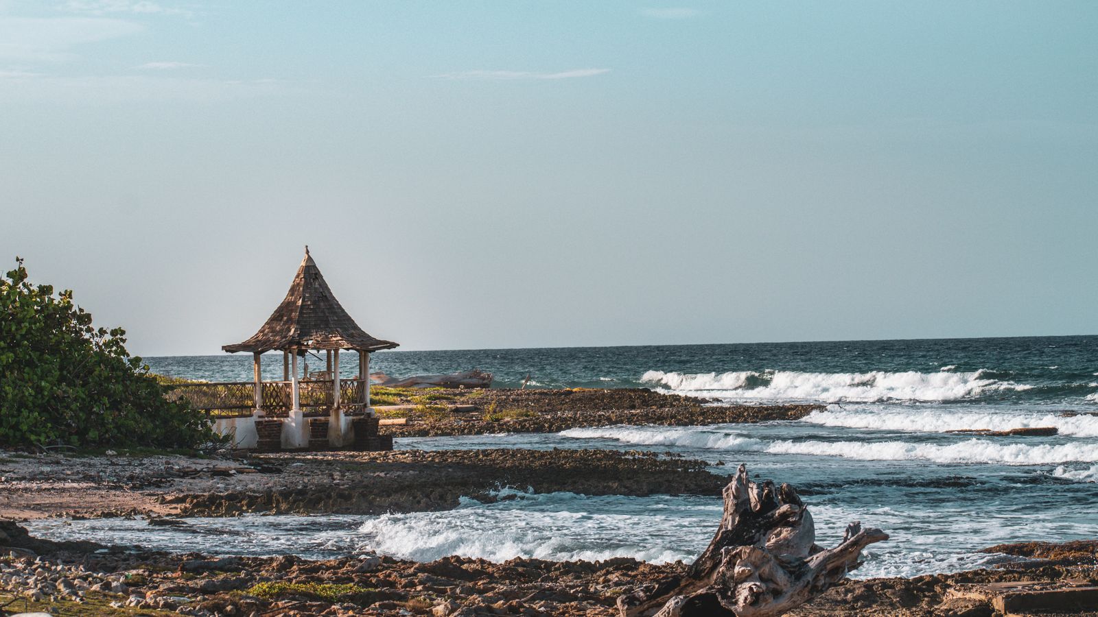 Representative rocky Jamaica coastline used for the Treasure Beach planning guide